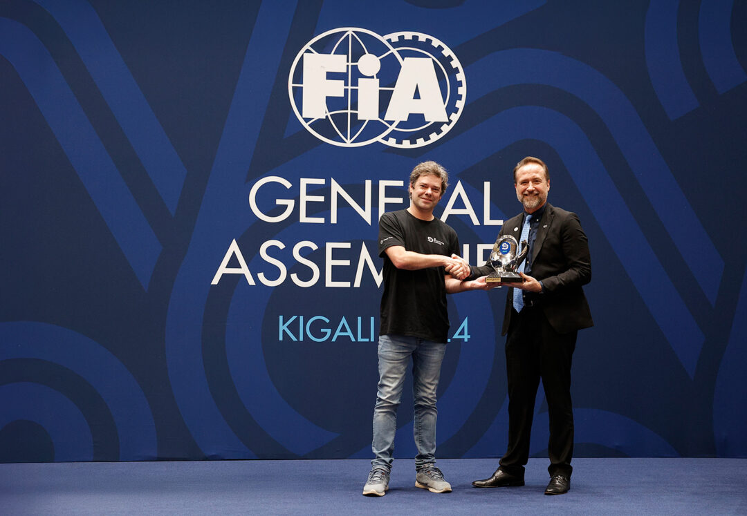 ルワンダ・キガリのステージでFIA職員から賞品を受け取るFIAスマート・ドライビング・チャレンジ2024の優勝者