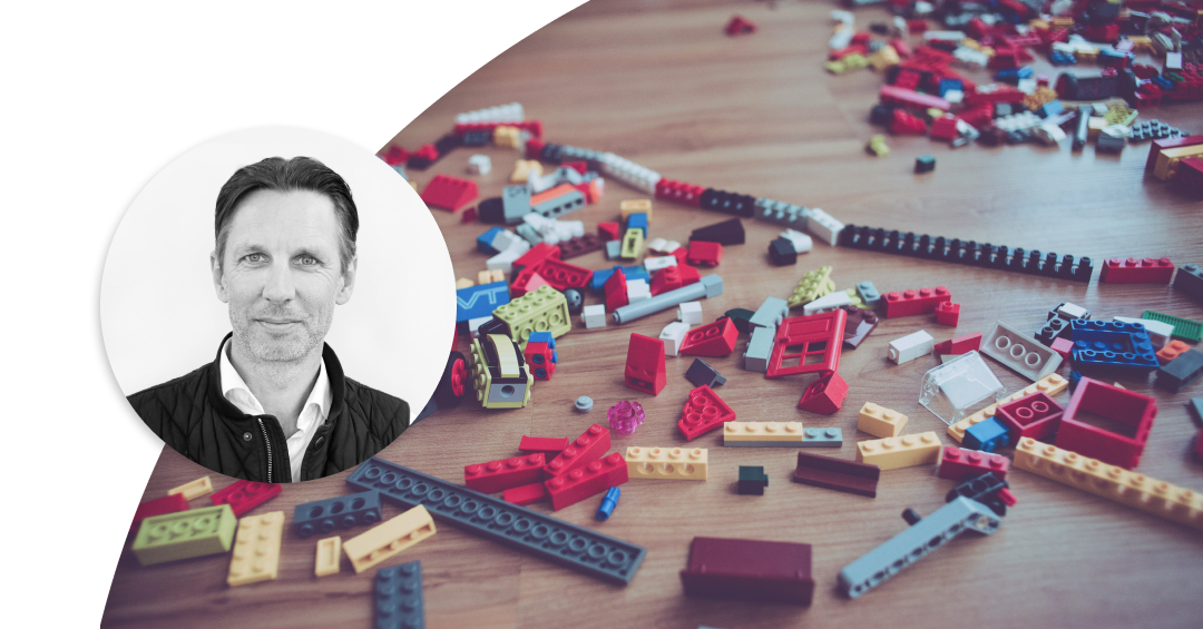 Toy blocks pieces in different colours and shapes on a table. Profile image of Anders Lindelöf.