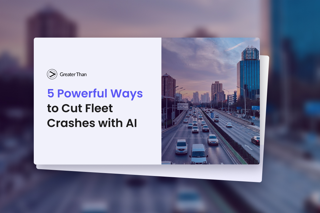 Greater Than 「AIでフリート 衝突を減らす5つの強力な方法」と題されたガイドの表紙画像。交通量が多く高層ビルが立ち並ぶ夕暮れの都市高速道路が描かれ、AIを活用したフリート 安全戦略が強調されている。