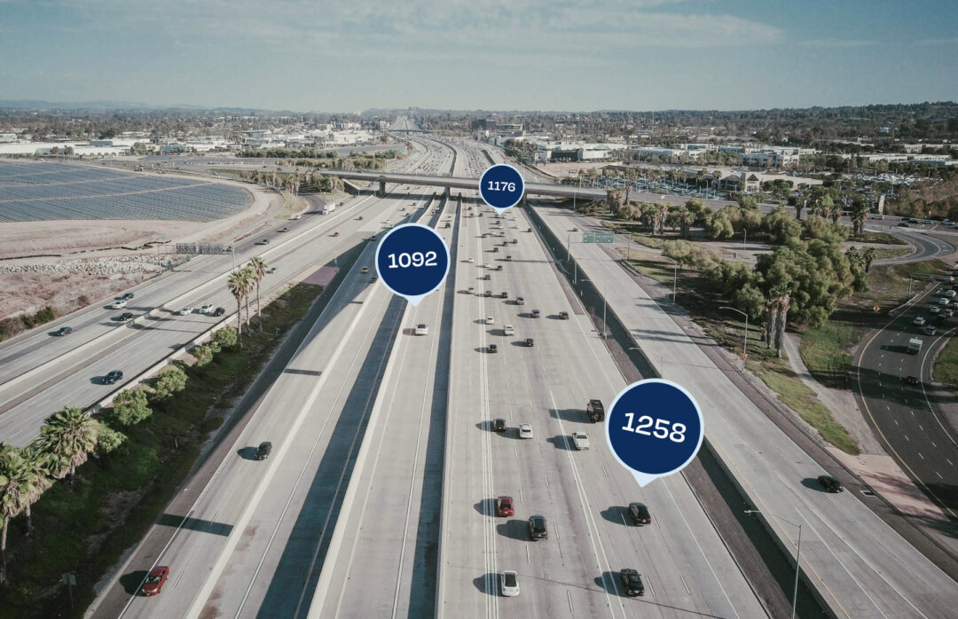 高速道路を走る車とその上のドライバーの得点