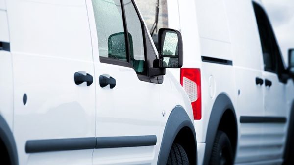 Två parkerade vita bilar