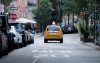 都市環境におけるタクシーの背中を映す