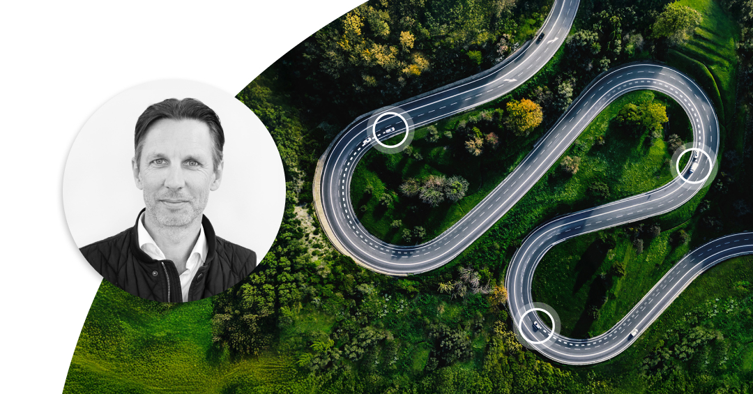 Portrait of Anders Lindelöf alongside an aerial view of a winding forest road with three cars highlighted in white circles.